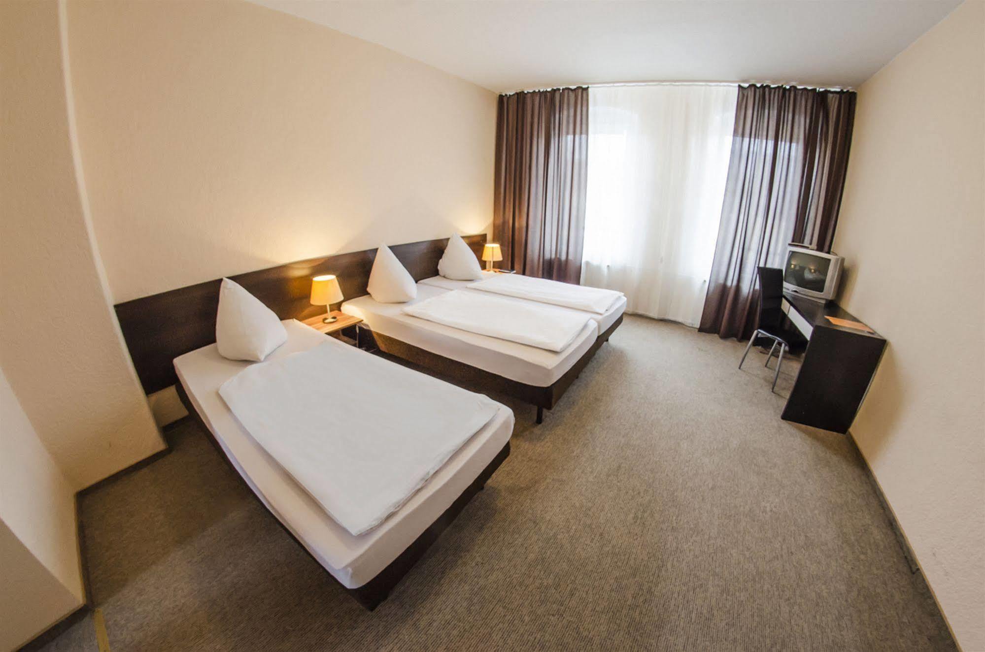 ברלין Hotel-Pension Victoria מראה חיצוני תמונה