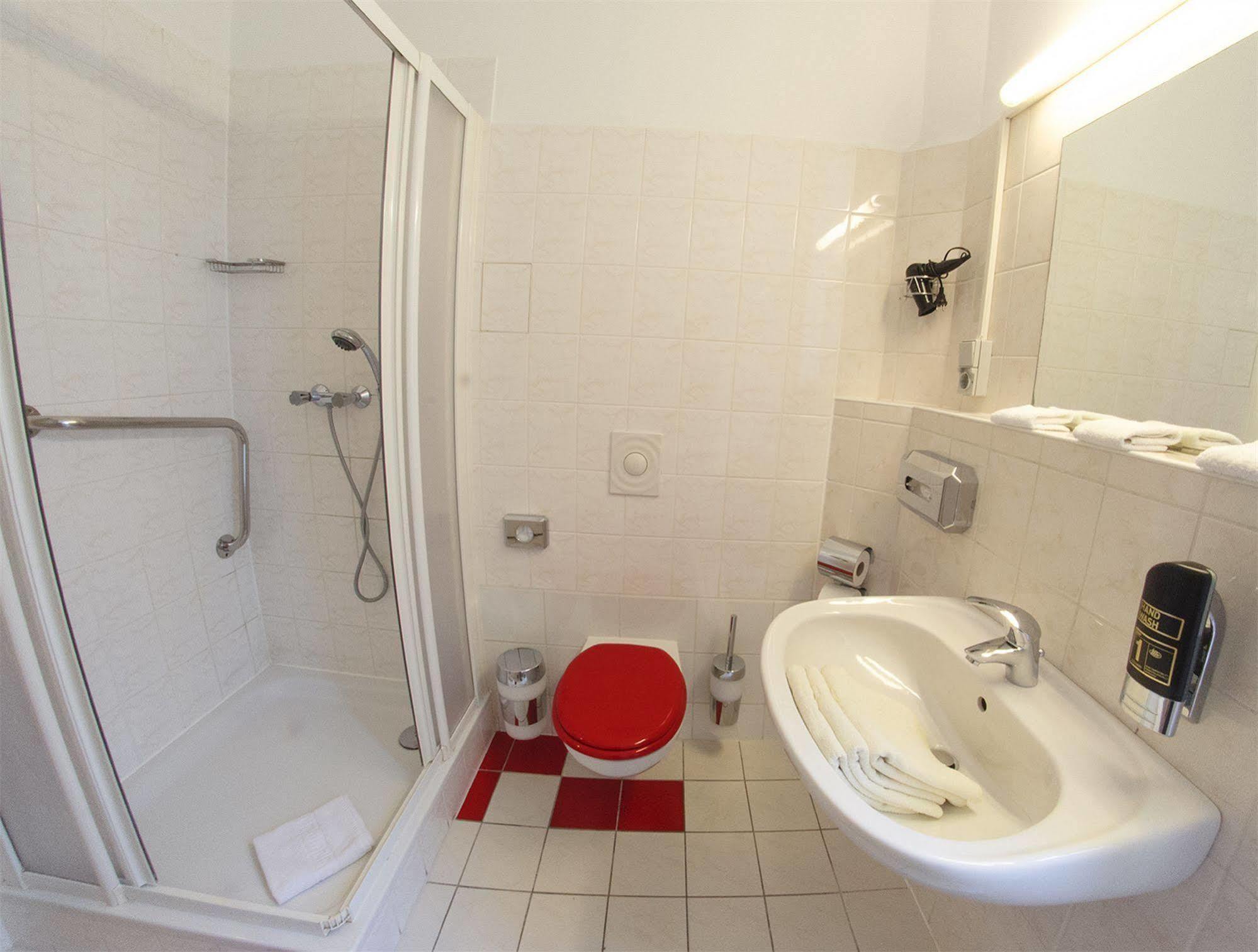 ברלין Hotel-Pension Victoria מראה חיצוני תמונה